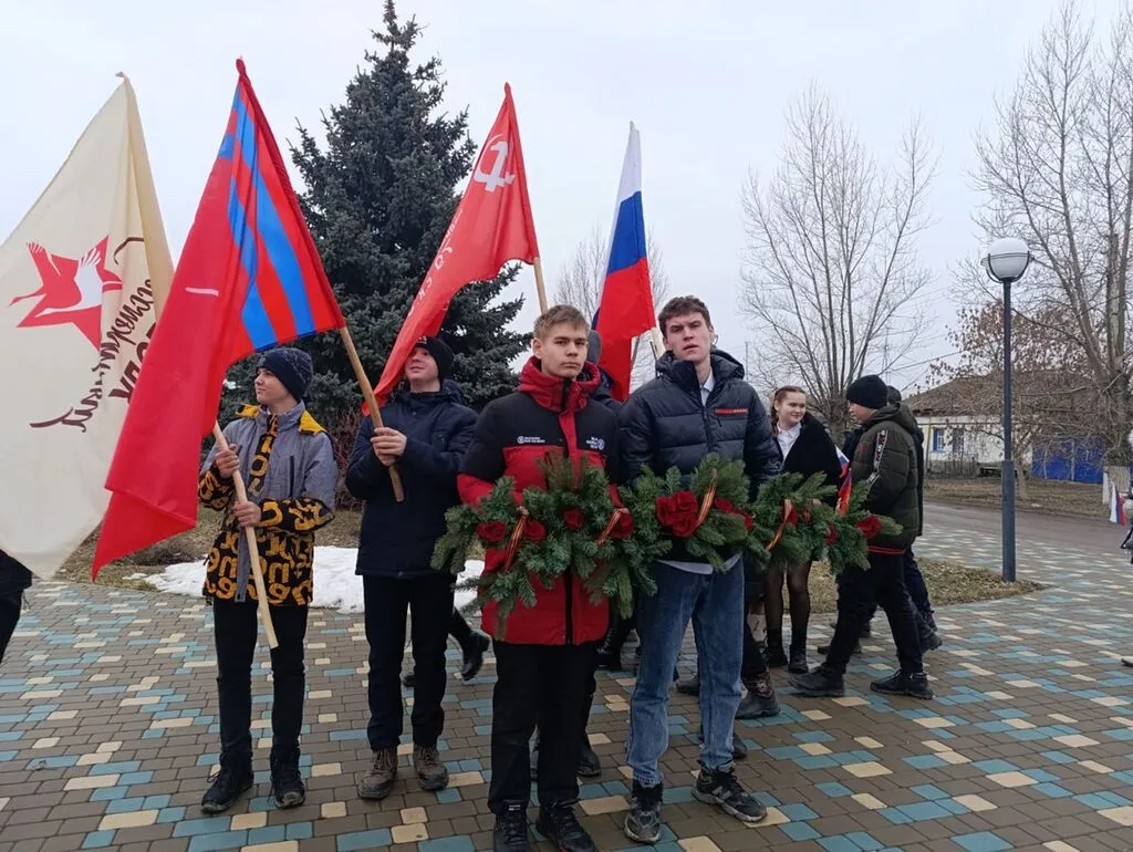 Возложение "Гирлянды Памяти и Славы" на памятник