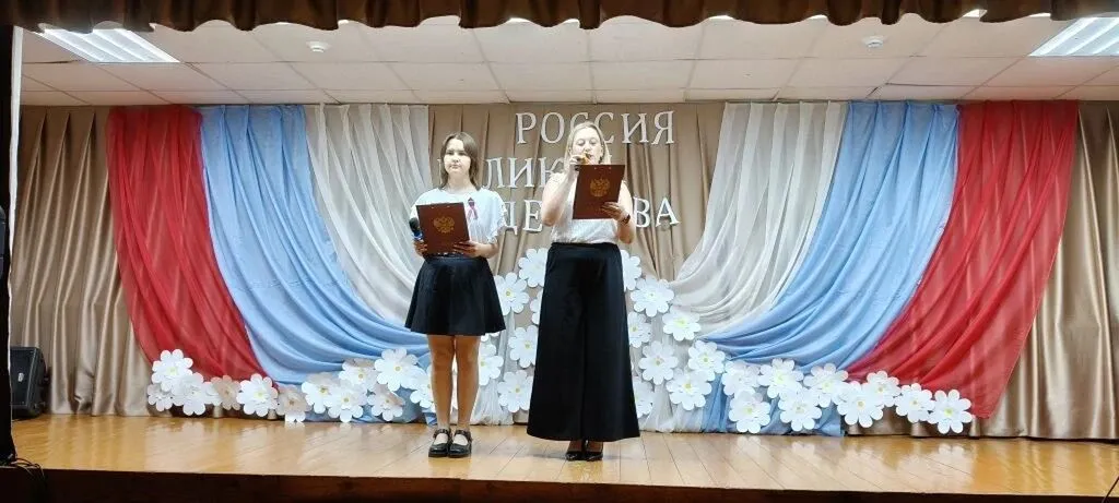 Ведущие концерта Бабаринова Анжелика и Бабаринова Тамара