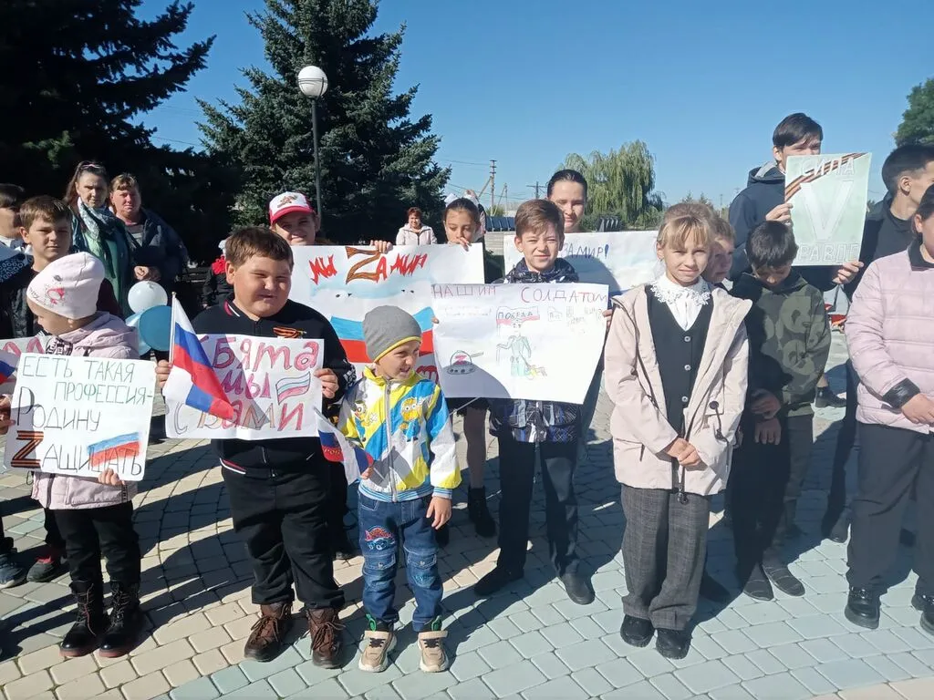 Школьники принимают активное участие в митинге
